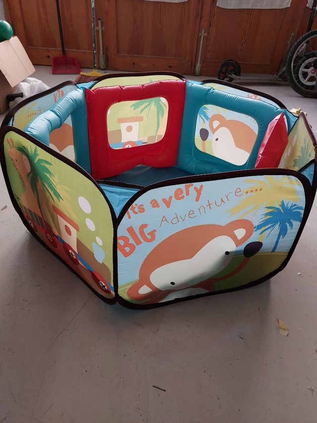 Parque infantil con bolas