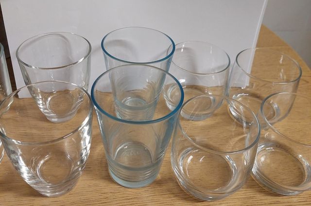 Cristalería de vasos variada