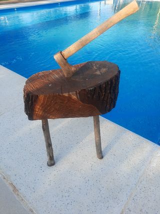 Banqueta y hacha.