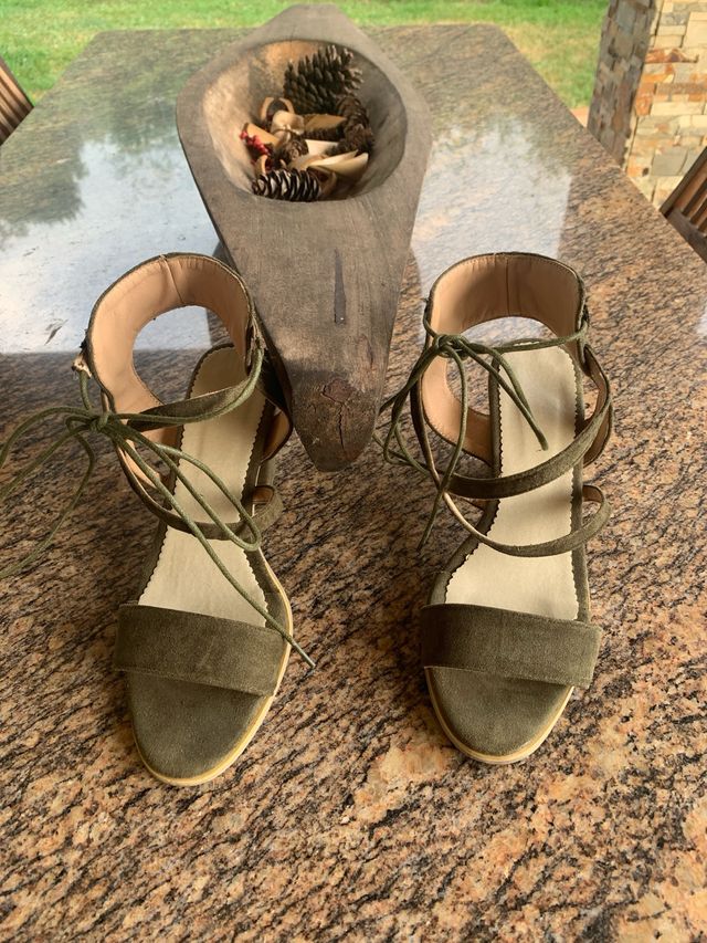 Sandalias de tiras y cordones con tacon sensato