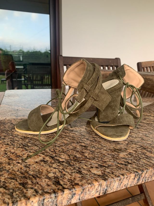 Sandalias de tiras y cordones con tacon sensato