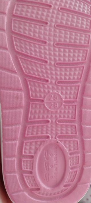 Zapatillas modelo Crocs para niños