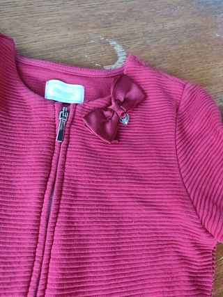 Chaqueta roja de niña