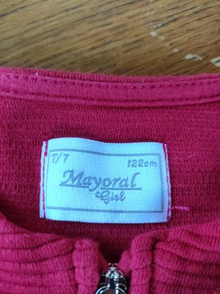 Chaqueta roja de niña