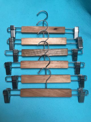 Conjunto de perchas de madera