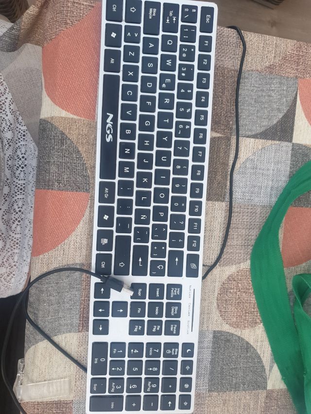 Teclado con cable USB para ordenador.
