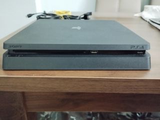PlayStation 4 SLIM 1TB Con 2 mandos + 4 Juegos 