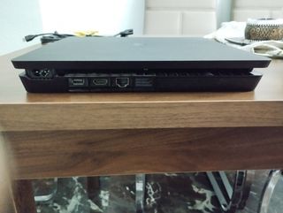 PlayStation 4 SLIM 1TB Con 2 mandos + 4 Juegos 
