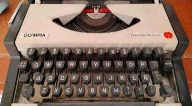 Máquina de escribir antigua Olimpia Traveller