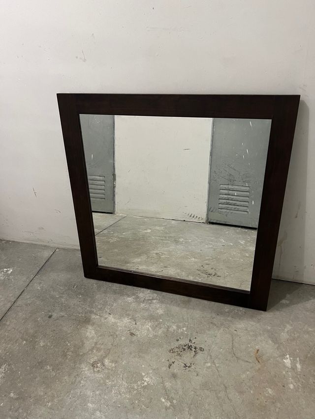 Espejo con marco de madera