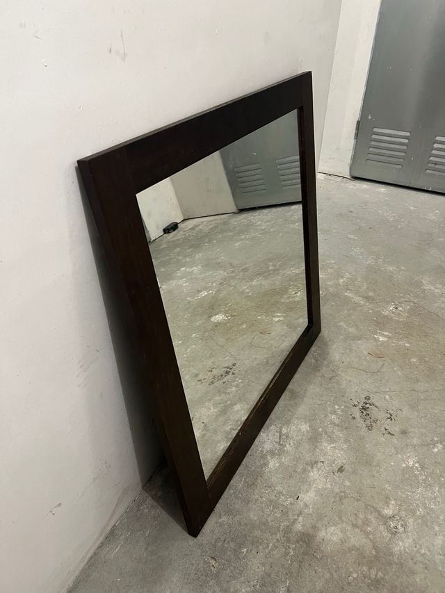 Espejo con marco de madera