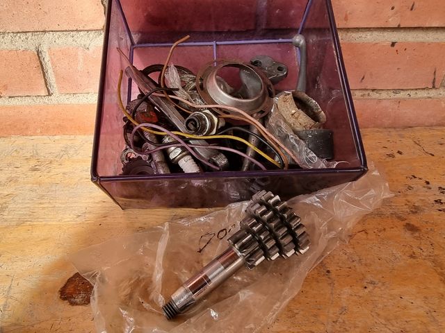 Grupo de piezas de Vespa Primavera 125.