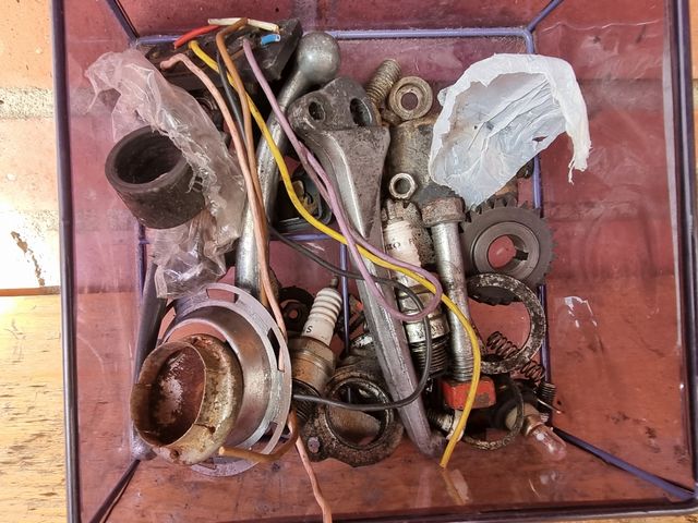 Grupo de piezas de Vespa Primavera 125.