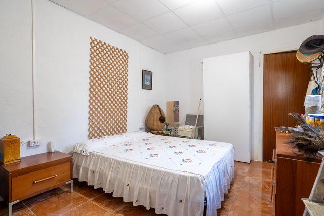 Nave acondicionada para vivir. Luz de red y agua.