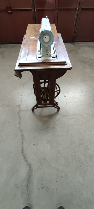 Se vende maquinar de coser muy antigua