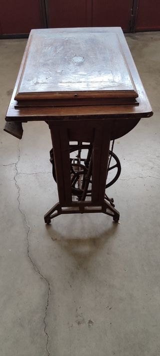 Se vende maquinar de coser muy antigua