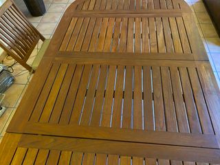 Mesa ampliable, 4 sillas y 2 butacas de Teka