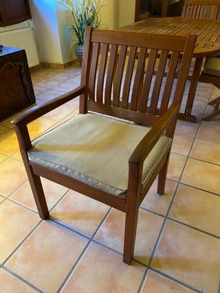 Mesa ampliable, 4 sillas y 2 butacas de Teka