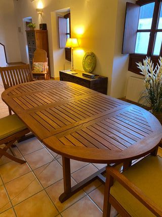 Mesa ampliable, 4 sillas y 2 butacas de Teka