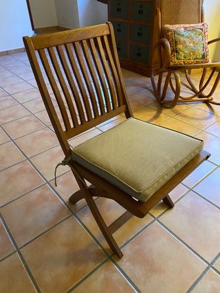 Mesa ampliable, 4 sillas y 2 butacas de Teka