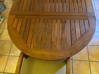 Mesa ampliable, 4 sillas y 2 butacas de Teka