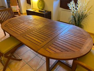 Mesa ampliable, 4 sillas y 2 butacas de Teka