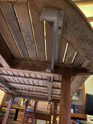 Mesa ampliable, 4 sillas y 2 butacas de Teka