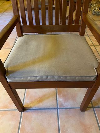 Mesa ampliable, 4 sillas y 2 butacas de Teka