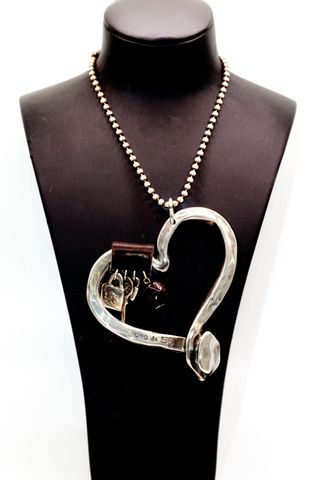 Colgante corazón con cadena y abalorios uno de 50