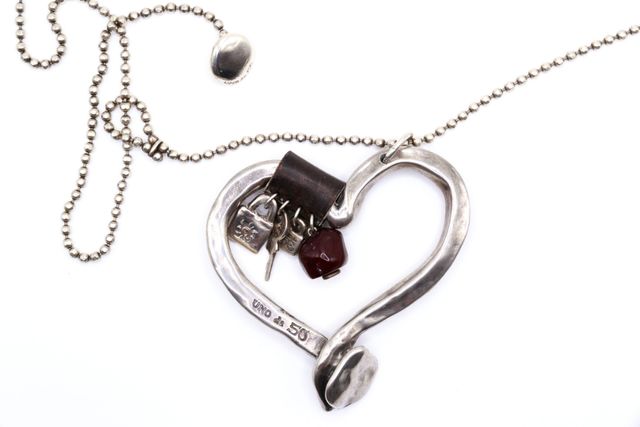 Colgante corazón con cadena y abalorios uno de 50