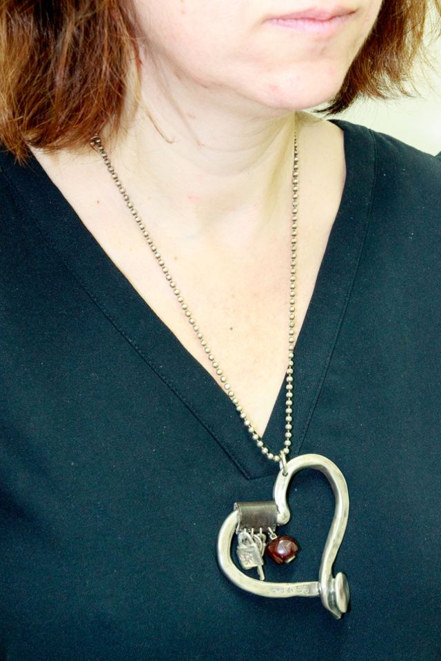 Colgante corazón con cadena y abalorios uno de 50