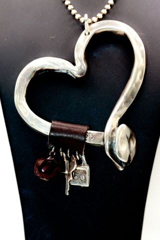 Colgante corazón con cadena y abalorios uno de 50
