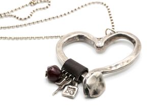 Colgante corazón con cadena y abalorios uno de 50