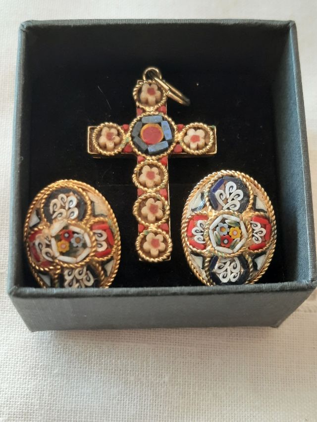 Orecchini e croce in mosaico di Murano