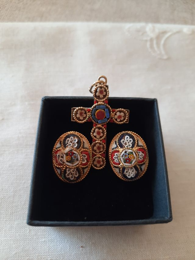 Orecchini e croce in mosaico di Murano