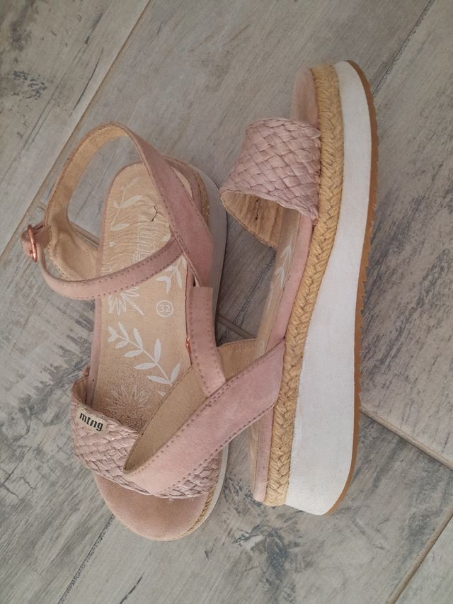 Sandalias niña marca Mustang. Talla 32.