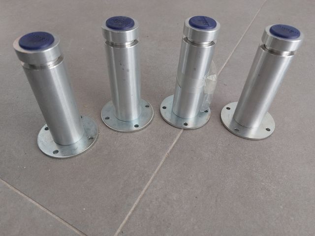 Patas de acero con tornillos