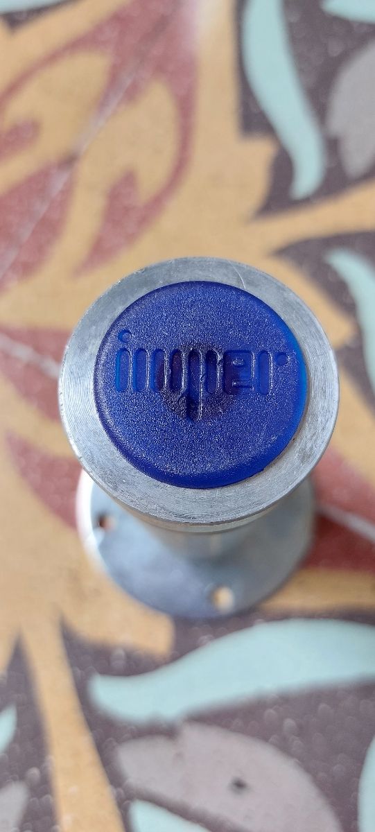 Patas de acero con tornillos