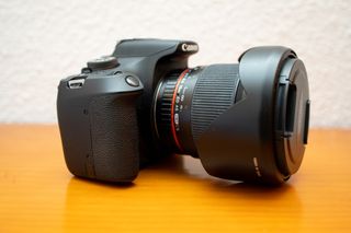 Canon EOS 2000D + objetivo 18-55mm + Samyang 16 mm