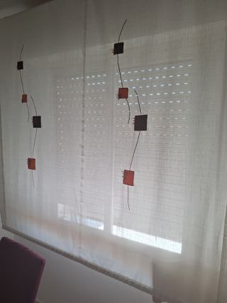 Estore de tela blanca con adornos