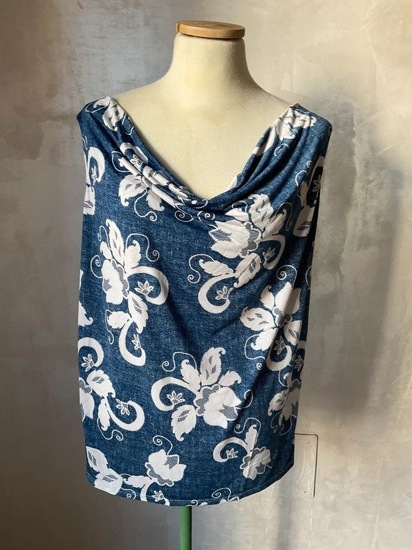 Blusa estiva con fantasia floreale