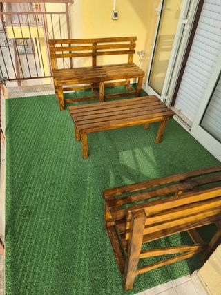 Panchine e tavolo con erbetta sintetica