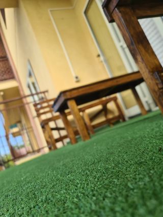Panchine e tavolo con erbetta sintetica