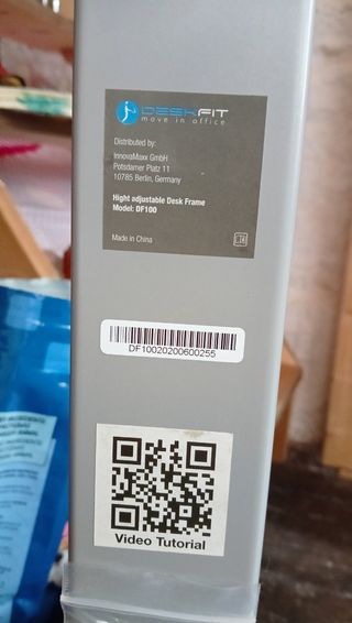 Escritorio elevable de altura ajustable.