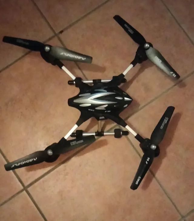 Drone radiocomandato giocattolo