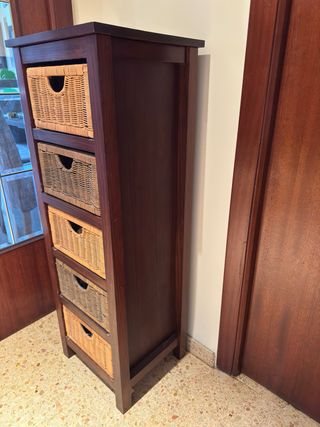 Mueble recibidor de madera y cajones de mimbre