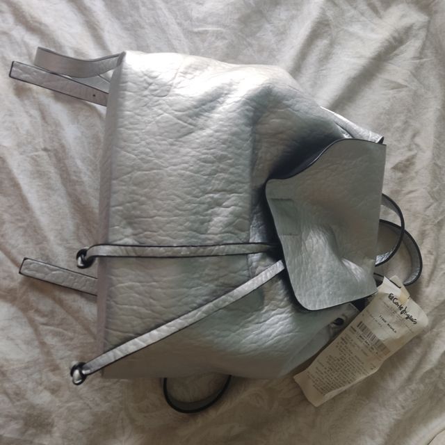 Bolso mochila plateada parfois