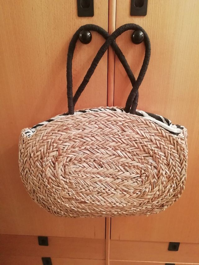 Bonito capazo con forro interior, nuevo.