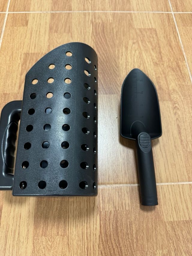 2 Detectores de metales, pala y cuchara arena