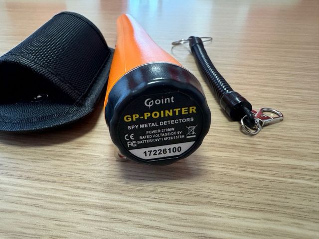 2 Detectores de metales, pala y cuchara arena